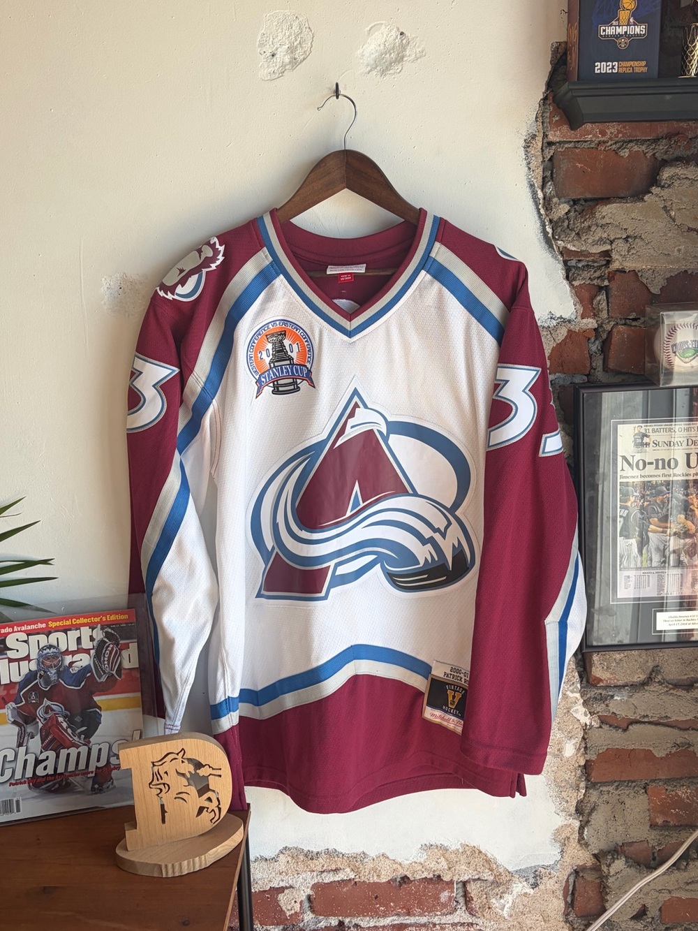 Patrick Roy Colorado Avalanche Stanley Cup 2001 Mitchell and Ness Sweater/Mens M